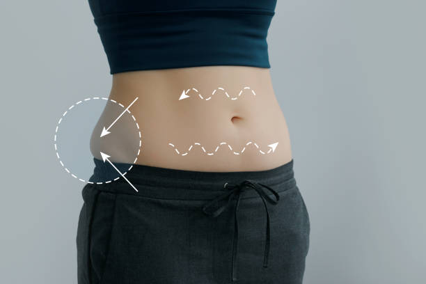 mujer con traje negro mostrando el abdomen