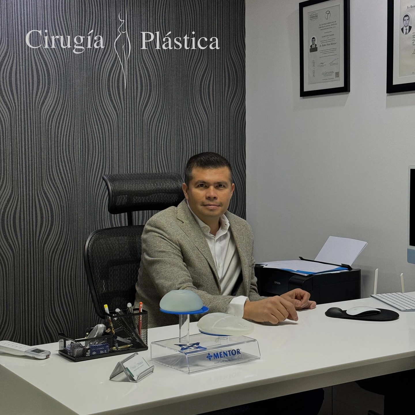 foto del doctor en su escritorio