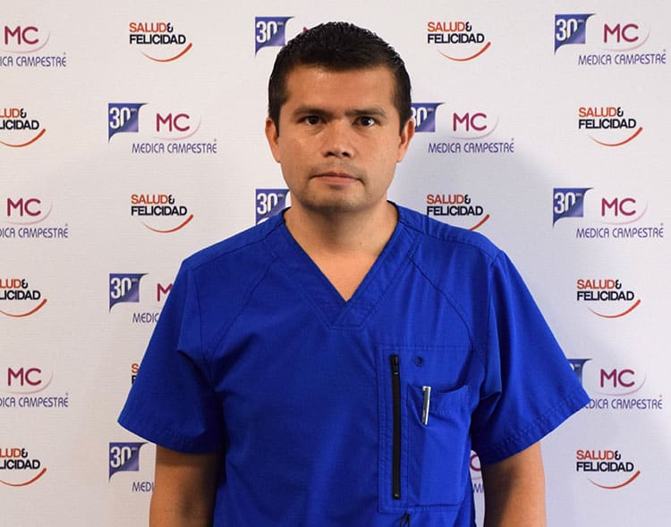 foto del doctor parado frente a un muro