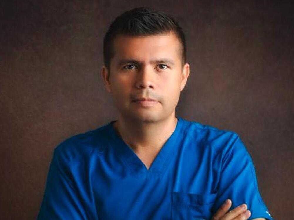 foto del doctor con bata azul