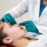 médico revisando la nariz de una mujer