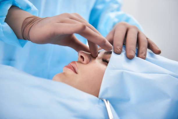 médico revisando la nariz de una mujer