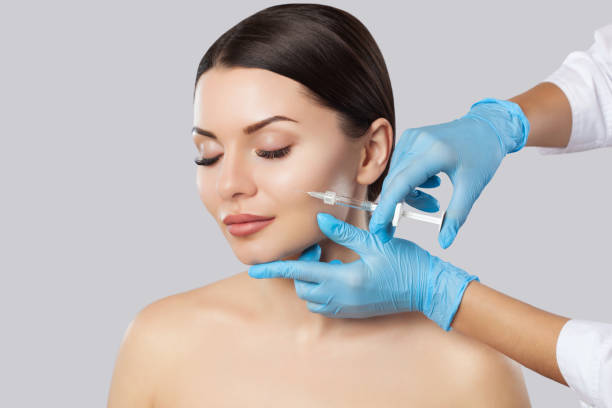mujer recibiendo inyección en rostro