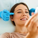 mujer recibiendo tratamiento en rostro