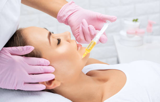 mujer recibiendo tratamiento en rostro