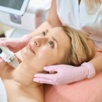 mujer recibiendo tratamiento en cuello