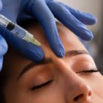 mujer recibiendo inyección de bótox
