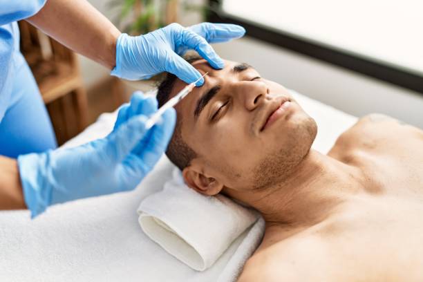 hombre recibiendo inyección de bótox