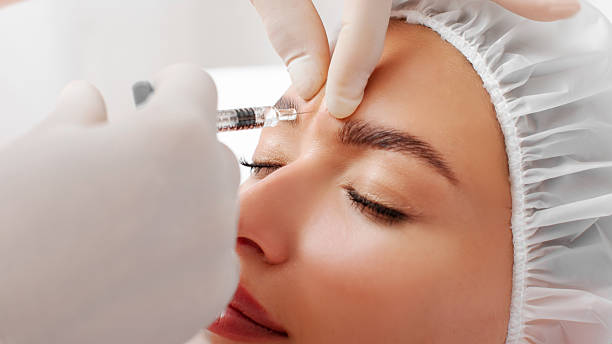 mujer recibiendo inyección de bótox
